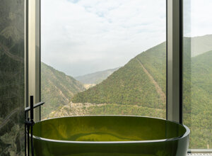 eyJpdCI6IkJhZ25vIG1vbm9saXRpY28gaW4gbGFzdHJlIGRpIG1hcm1vIGluIGNvbnRpbnVpdOAgc3UgcGF2aW1lbnRvIHBhcmV0aSBlIHNvZmZpdHRvLCBwcm9nZXR0byBWZXJ0aWdvIn0=