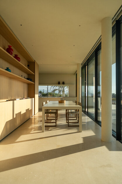  Zona pranzo e cucina in open space con pavimento in pietra tunisina, Atelier Iraci Architetti