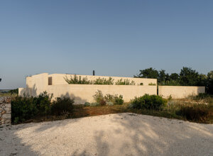  Ingresso principale attraverso il giardino privato verso il living, architettura vernacolare contemporanea in Puglia