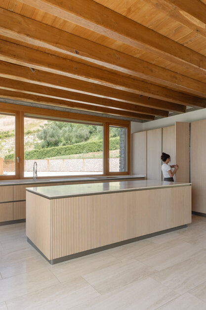 Travi di copertura a vista in rovere nel volume recuperato del fienile, Effevu House Modigliana