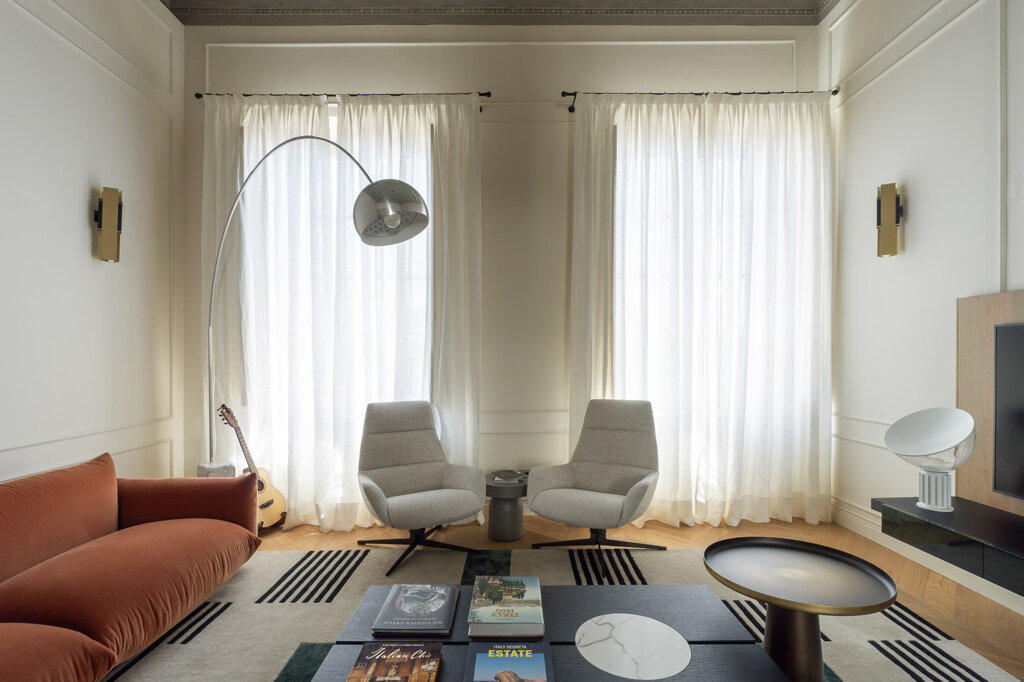 Zona living di Casa A con soffitto affrescato, luce naturale e arredi contemporanei, appartamento Firenze centro storico Zona living di Casa A con soffitto affrescato, luce naturale e arredi contemporanei, appartamento Firenze centro storico