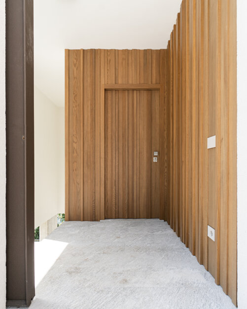 26. la casa sul lago-porta d_ingresso in legno-elena bertinotti.jpeg