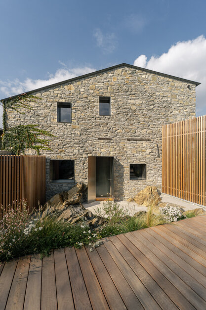 Facciata in pietra arenaria del progetto Vertigo a Brugnello, borgo medievale della Val Trebbia