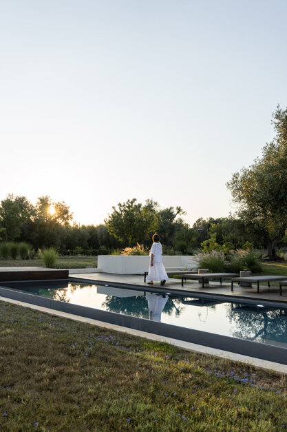 Integrazione tra architettura contemporanea e ulivi secolari a Ostuni