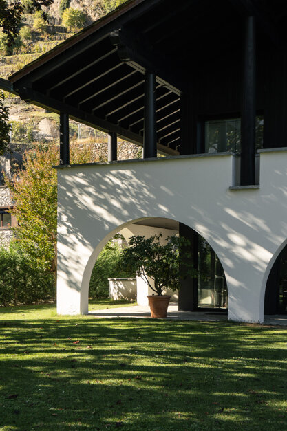 Salone con portico ad archi e vetrate sul giardino, restauro conservativo Rocco Borromini