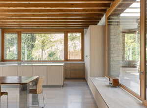 Effevu House, cucina e zona pranzo con travi in rovere e grandi vetrate