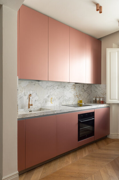 Cucina laccata effetto rame con sfumature rosate e piano in marmo Calacatta, Casa A Pierattelli Architetture Firenze Cucina laccata effetto rame con sfumature rosate e piano in marmo Calacatta, Casa A Pierattelli Architetture Firenze