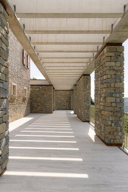  Casa in sasso originaria e volume contemporaneo in dialogo sul declivio collinare, Ellevuelle Architetti