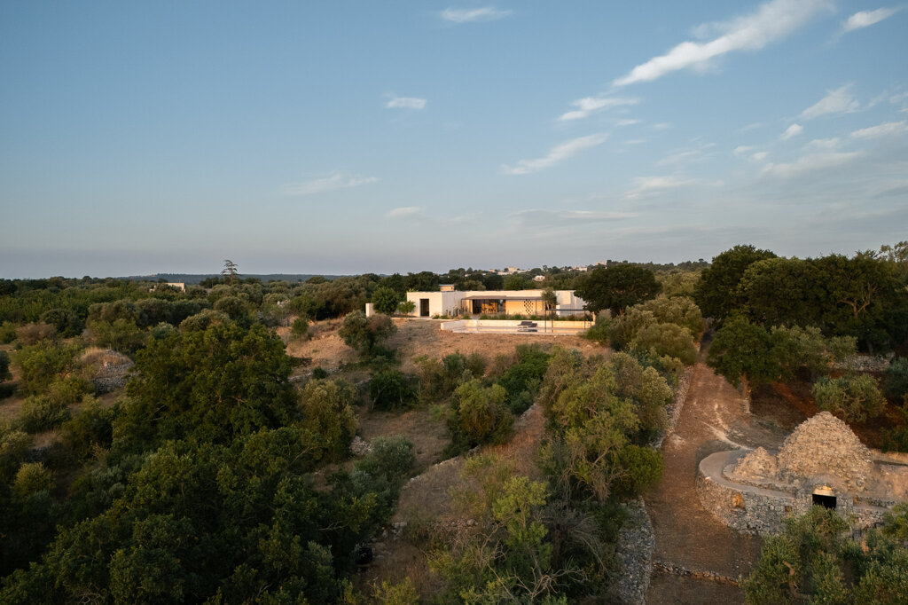  Cinta muraria in pietra che delimita la corte privata, progetto residenziale Corsaro Architetti Valle d'Itria