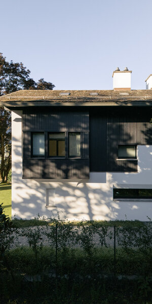 Bow window della camera da letto padronale affacciato sugli alberi, Casa AF Sondrio