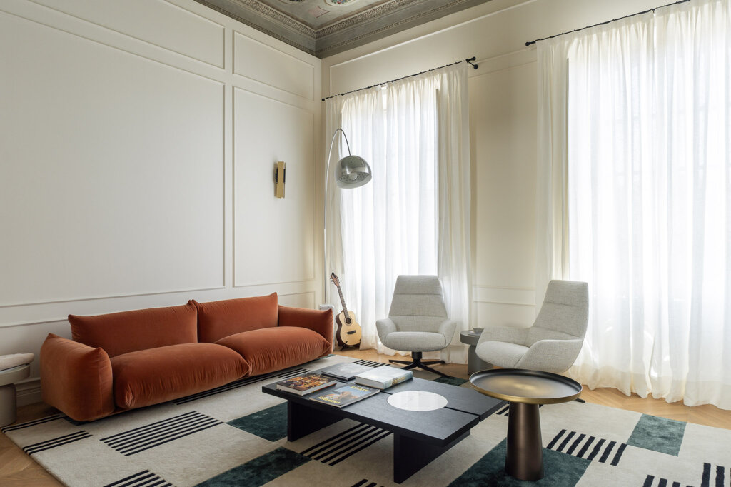 Zona living di Casa A con soffitto affrescato, luce naturale e arredi contemporanei, appartamento Firenze centro storico Zona living di Casa A con soffitto affrescato, luce naturale e arredi contemporanei, appartamento Firenze centro storico