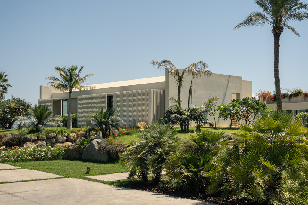 Palme siciliane e specie subtropicali nel giardino di Villa Hermosa, paesaggio costiero Catania