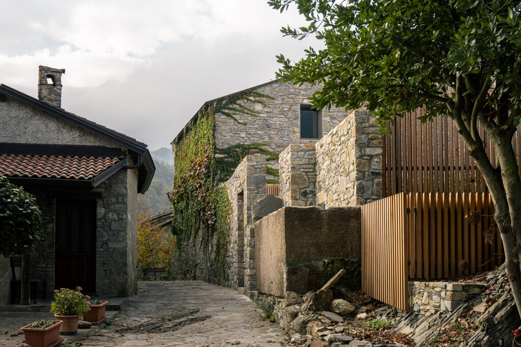 Facciata in pietra arenaria del progetto Vertigo a Brugnello, borgo medievale della Val Trebbia