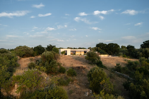  Cinta muraria in pietra che delimita la corte privata, progetto residenziale Corsaro Architetti Valle d'Itria