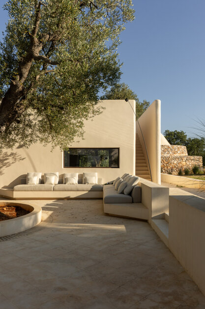 Architettura contemporanea in Puglia villa moderna integrata nel paesaggio rurale