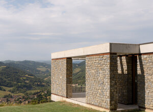Effevu House, volume in pietra con terrazza affacciata sulla valle