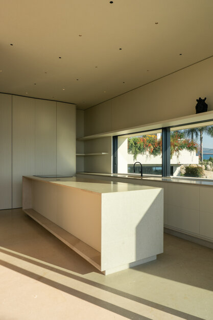  Zona pranzo e cucina in open space con pavimento in pietra tunisina, Atelier Iraci Architetti