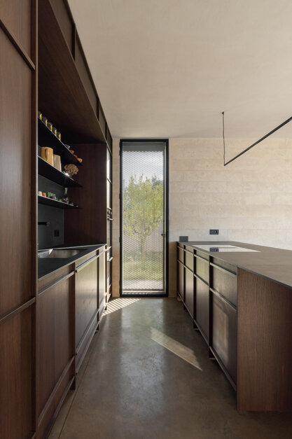 Cucina a isola con sbalzo progettata dallo studio Corsaro Architetti per abitazione privata in Puglia