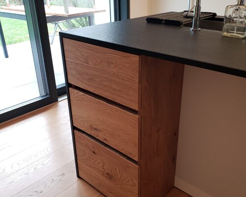 particolare della cassettiera in rovere sotto top cucina canton ticino