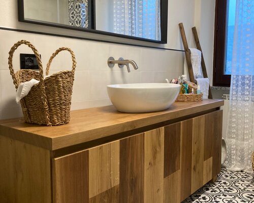 mobile bagno di design moderno con ante in rovere teak e noce