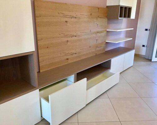 parete attrezzata con pannello tv in legno grezzo bergamo