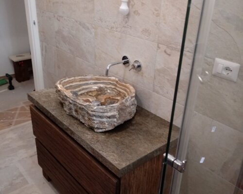 mobile bagno in legno grezzo e top pietra novara
