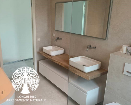 mobile bagno con mensola in legno grezzo