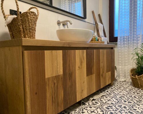 mobile bagno con ante in teak rovere e noce massello su misura