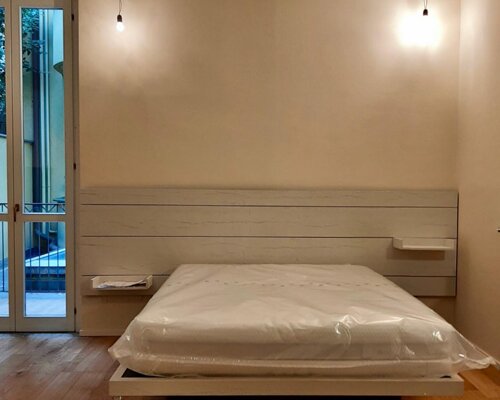 letto contenitore sospeso con testiera boiserie bellagio Como