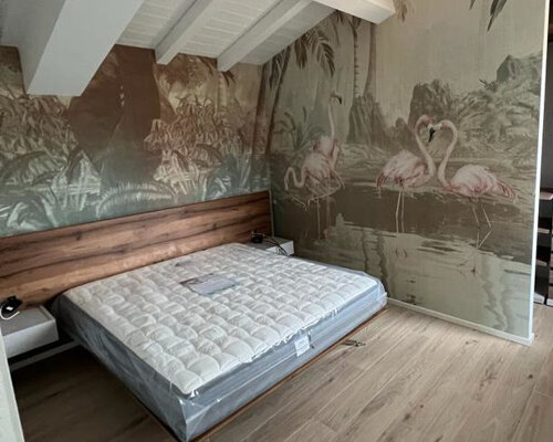 letto sorvolo con testiera lunga boiserie in rovere da travi antiche