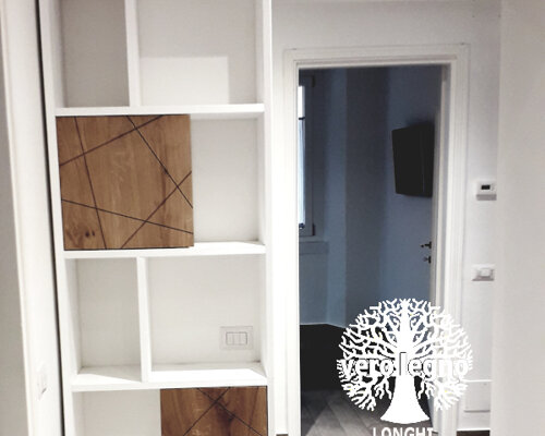 libreria aponte sopra porta in legno laccato e naturale