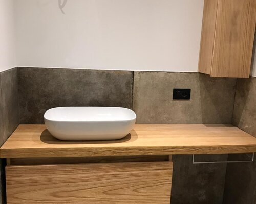 mobile bagno in teak sabbiato con mensolone taglio corteccia