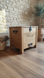 cassapanca-in-rovere-massello-modello-a-pilastro-ferramenta-rustica-con-cassetto