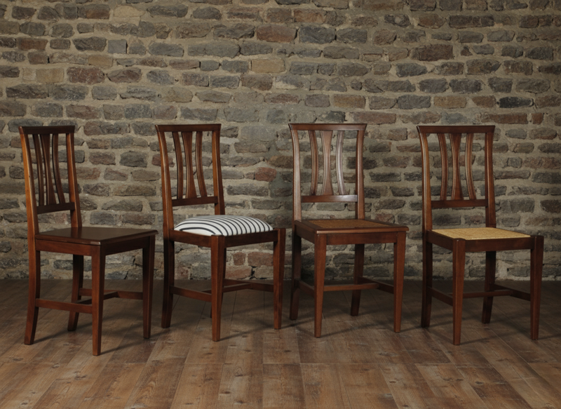 sedia-in-noce-massello-con-schienale-asolano-e-gamba-conica