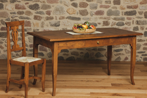 tavoli-in-noce-massello-con-gambe-a-sciabola
