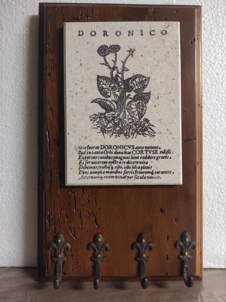 Portachiavi da parete in legno vecchio e marmo
