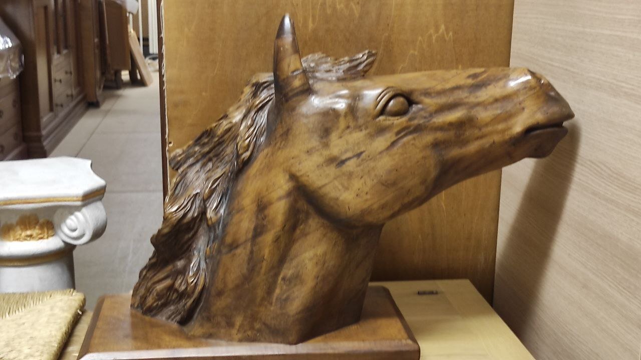 In vendita – Scultura artigianale in legno raffigurante testa di cavallo