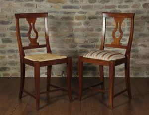 sedia-in-noce-massello-con-schienale-a-calice-e-gambe-a-sciabola