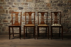 sedia-in-noce-massello-con-schienale-ad-arpa-b-e-gambe-a-sciabola