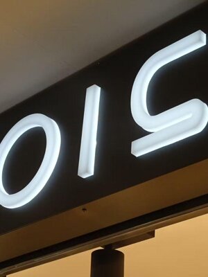 Insegna luminosa a led a cassonetto monofacciale traforato Latina Insegna luminosa a led a cassonetto monofacciale traforato Latina