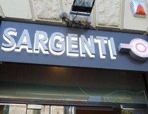 Insegna luminosa a led a lettere scatolate a luce retroriflessa Roma Insegna luminosa a led a lettere scatolate a luce retroriflessa Roma