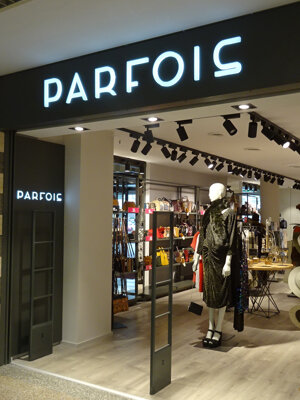 Insegna luminosa a led a cassonetto monofacciale traforato Latina Insegna luminosa a led a cassonetto monofacciale traforato Latina