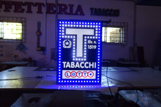 INSEGNA LUMINOSA A LED A BANDIERA BIFACCIALE ROMA INSEGNA LUMINOSA A LED A BANDIERA BIFACCIALE ROMA