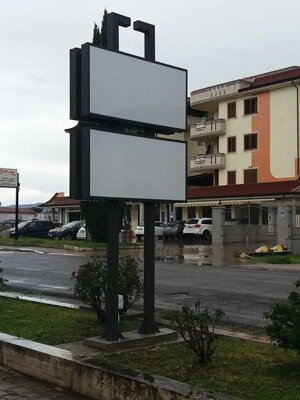 Struttura in ferro tubolare corredata da nr 04 insegne luminose a cassonetti frontali * Latina Struttura in ferro tubolare corredata da nr 04 insegne luminose a cassonetti frontali * Latina