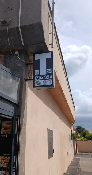Insegna luminosa a led a bandiera bifacciale Tabacchi Roma Insegna luminosa a led a bandiera bifacciale Tabacchi Roma