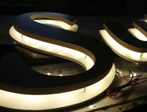 Insegna luminosa a led a lettere singole a luce retroriflessa Roma Insegna luminosa a led a lettere singole a luce retroriflessa Roma