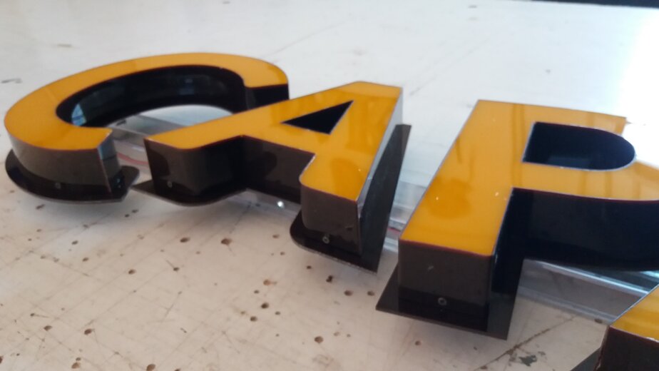 INSEGNA LUMINOSA A LED SCATOLATA IN METACRILATO ROMA INSEGNA LUMINOSA A LED SCATOLATA IN METACRILATO ROMA