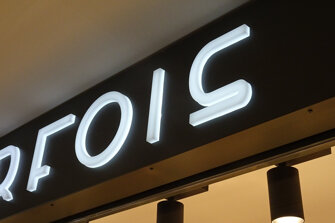 INSEGNA LUMINOSA A LED A CASSONETTO MONOFACCIALE LATINA INSEGNA LUMINOSA A LED A CASSONETTO MONOFACCIALE LATINA