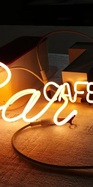 eyJpdCI6Ikluc2VnbmEgbHVtaW5vc2EgaW4gdHVib2xpbmEgZGkgTmVvbiBMYXRpbmEgUm9tYSBiYXIgQ2Fm6CJ9