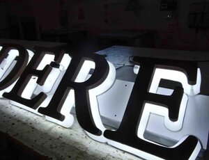Insegna luminosa a led a lettere singole a luce retroriflessa Roma Insegna luminosa a led a lettere singole a luce retroriflessa Roma